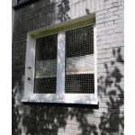 Wzmocniona siatka na okno dla kota montaż