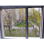 Wzmocniona siatka drutem na okno dla kota montaż Warszawa