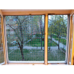 Wzmocniona siatka drutem ochronna dla kota na okno montaż Warszawa