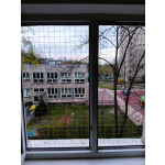 Wzmocniona siatka drutem dla kota na okno montaż Warszawa