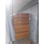 Bezinwazyjny Montaż siatki zabezpieczającej na balkon dla kota