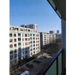 Zakładanie siatki na balkonie