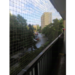 Jak zamontować siatkę na balkon dla kota