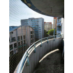 Montaż siatki zabezpieczającej na balkon przed gołębiami