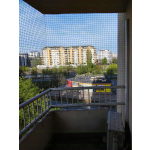 Wzmocniona siatka drutem na balkon dla kota montaż